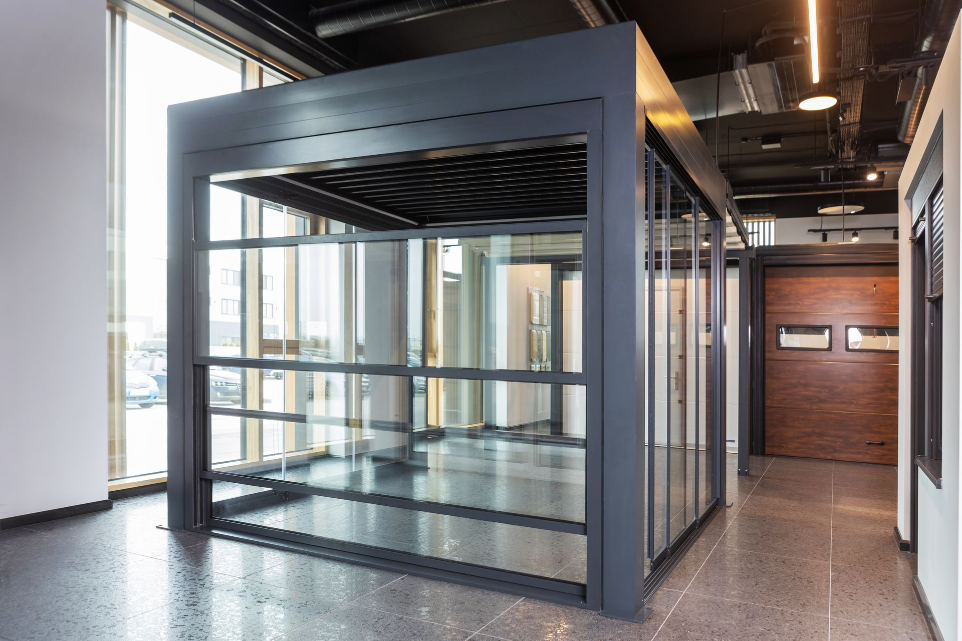 Ventanas expuestas en el showroom de ROLLPLAST