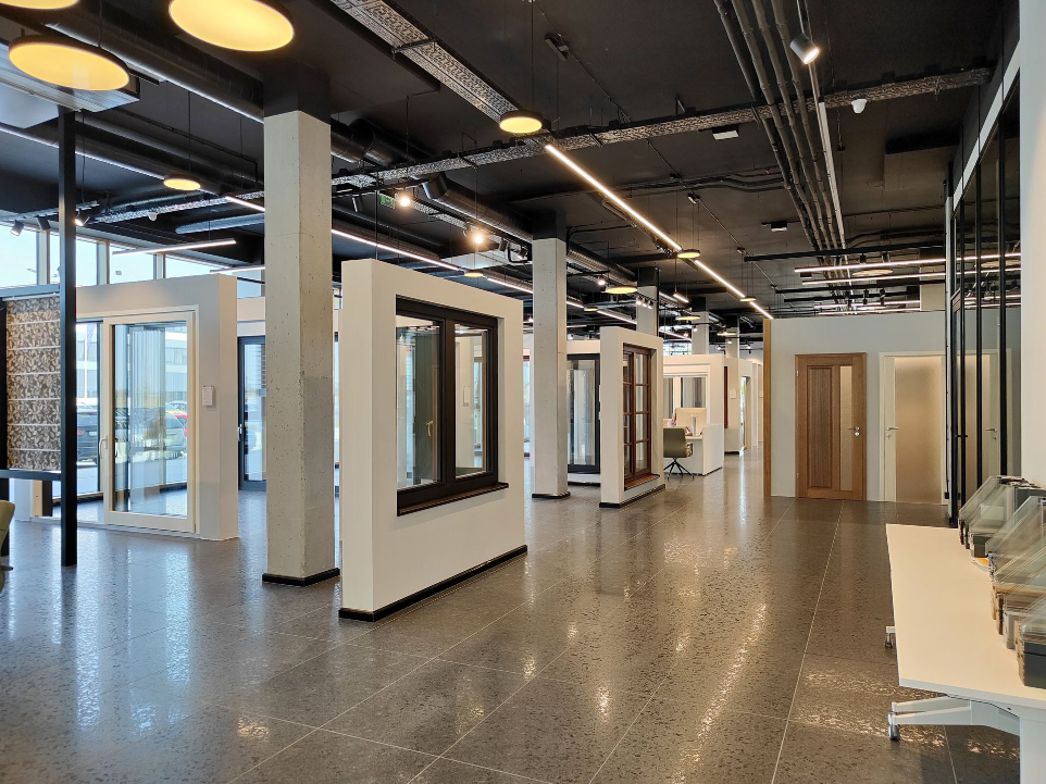 Showroom de ROLLPLAST con ventanas y puertas en exposición