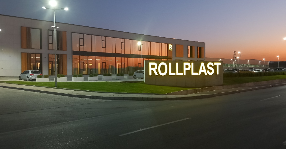 Interior del showroom de ROLLPLAST con iluminación