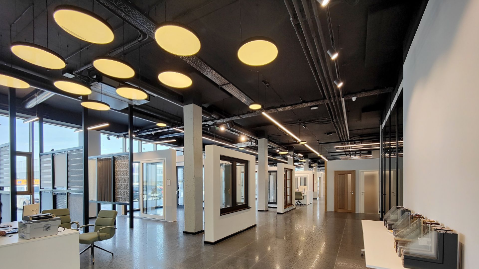 Showroom con diferentes sistemas de cerramiento