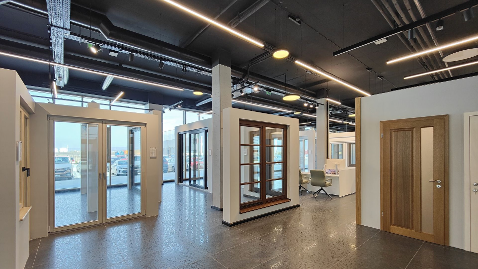 Exposición de ventanas en el showroom de ROLLPLAST