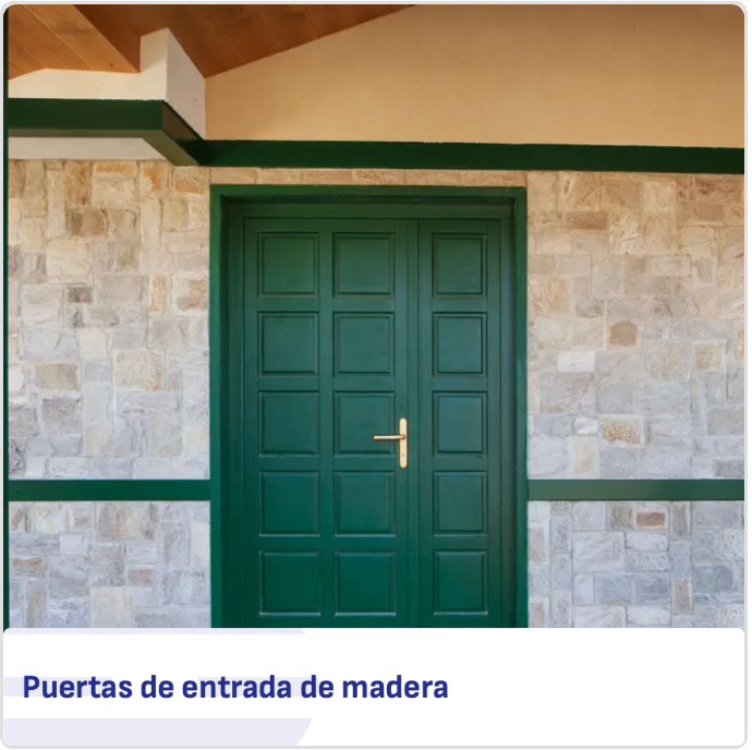 Puerta de entrada de madera maciza en color verde con marco de piedra