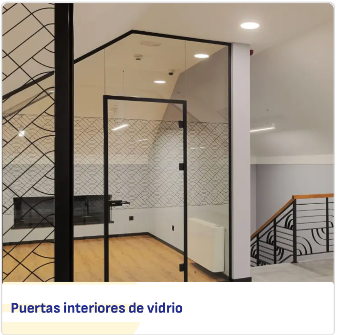 Puertas interiores de vidrio Puerta interior de vidrio templado con estructura metálica negra en vivienda moderna