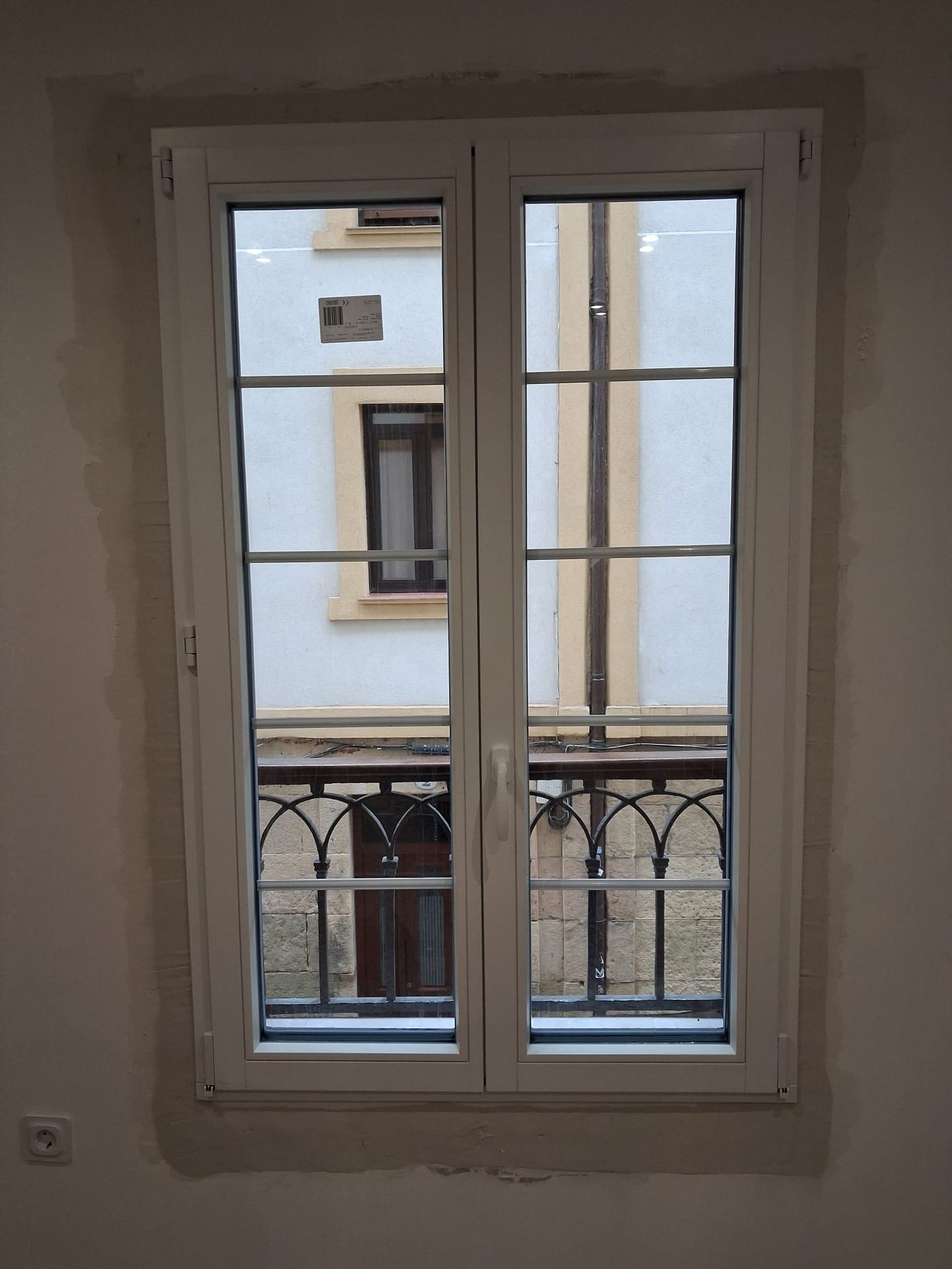 Ventana de madera de 78 mm con vidrio de control solar instalada en El Mas Nou