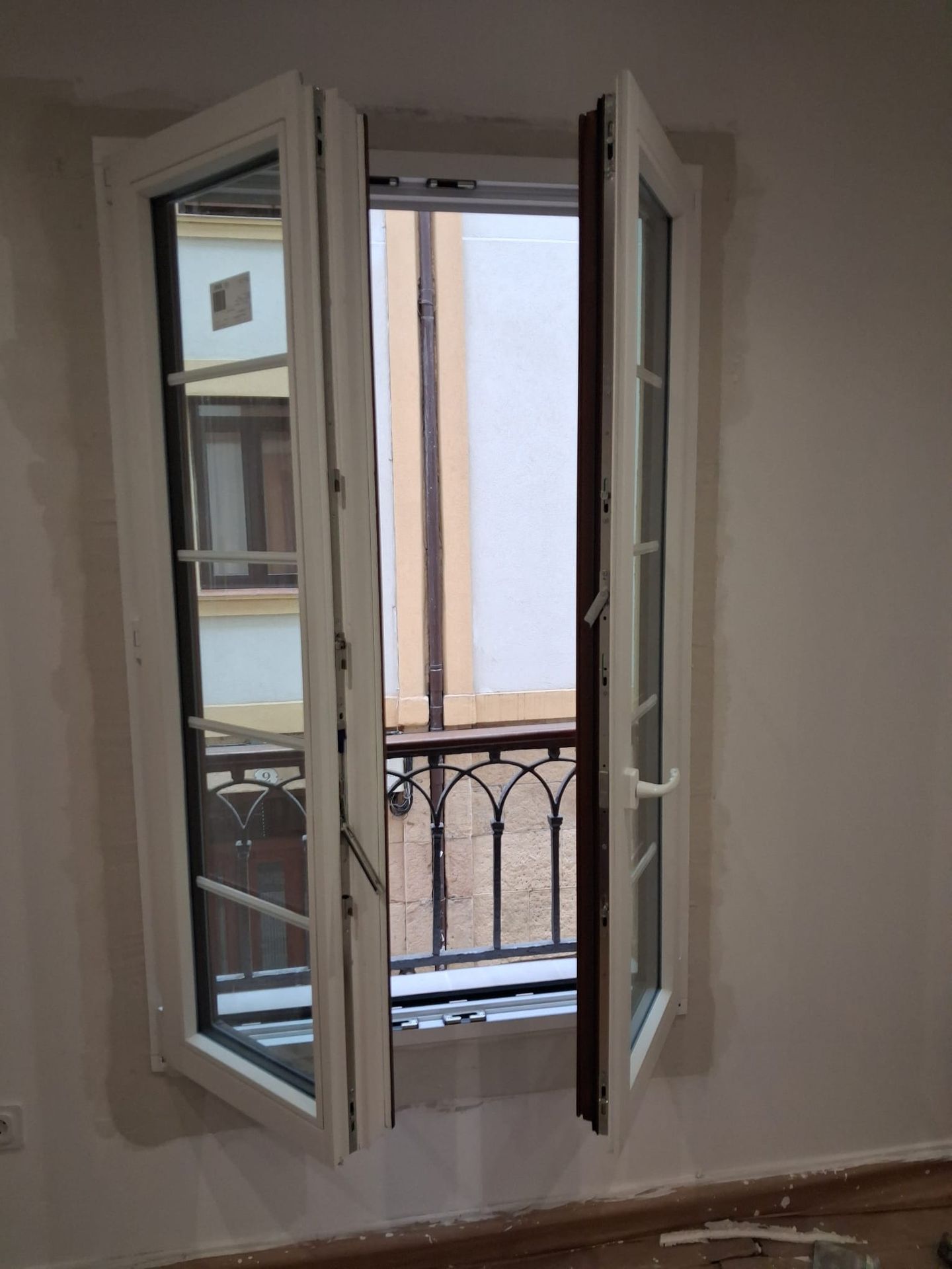 Ventana de madera de dos hojas practicables abierta en El Mas Nou