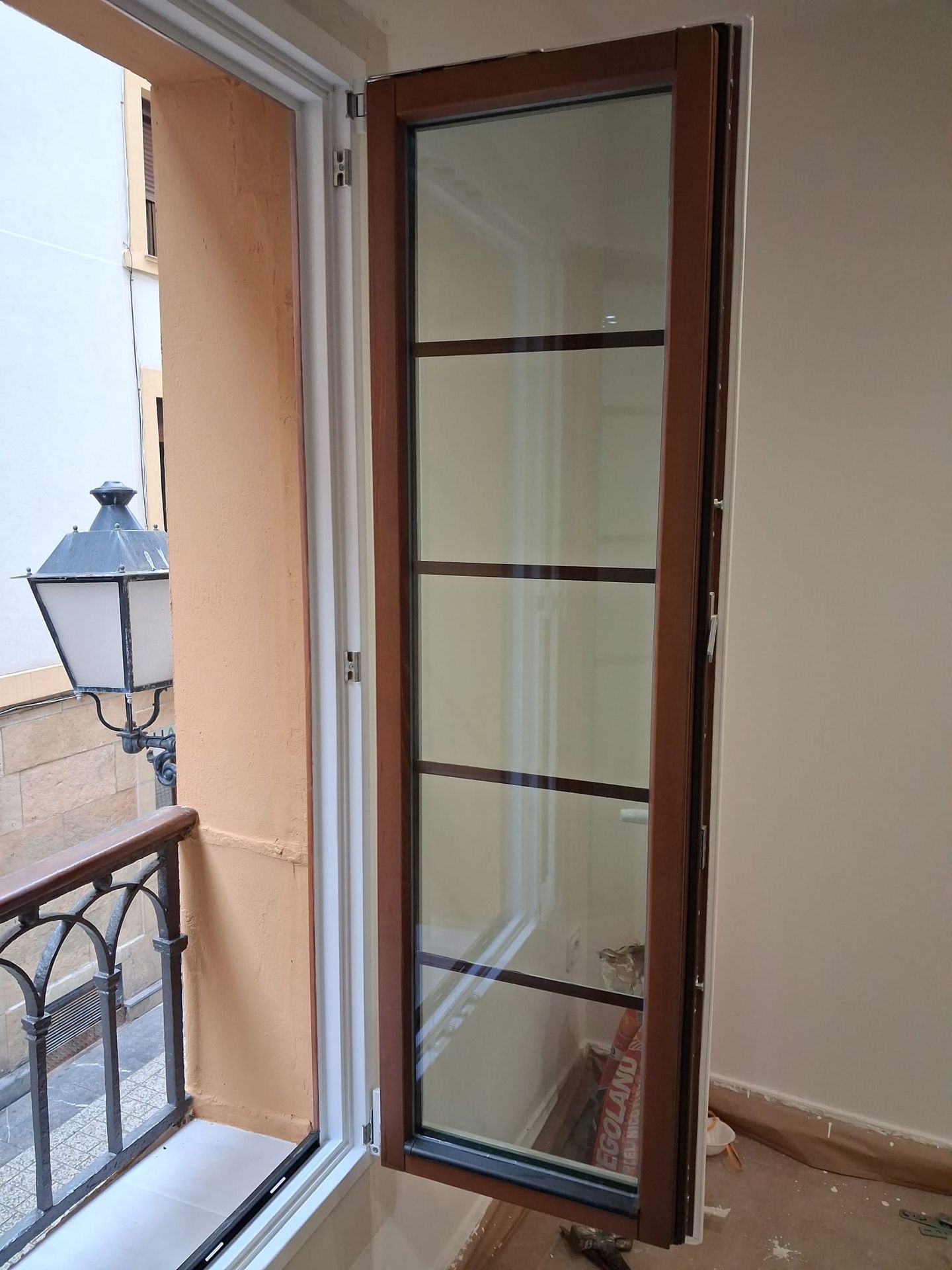 Detalle del acabado interior en madera de la nueva ventana con control solar