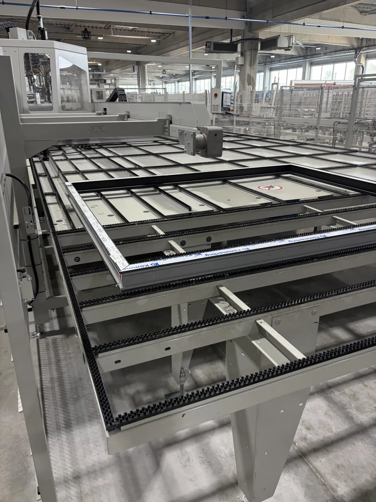 Marco de ventana sobre una mesa industrial durante el proceso de fabricación