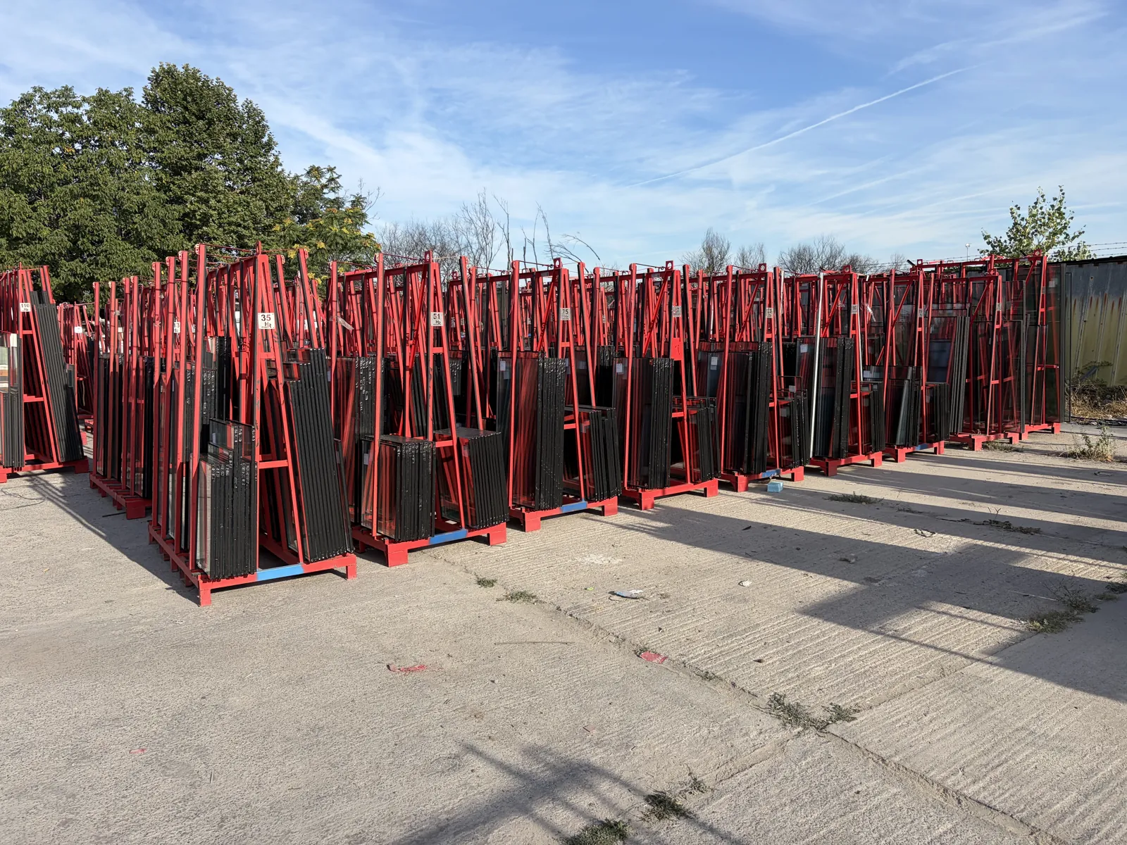 Acristalamientos de distintos tamaños organizados en soportes metálicos rojos