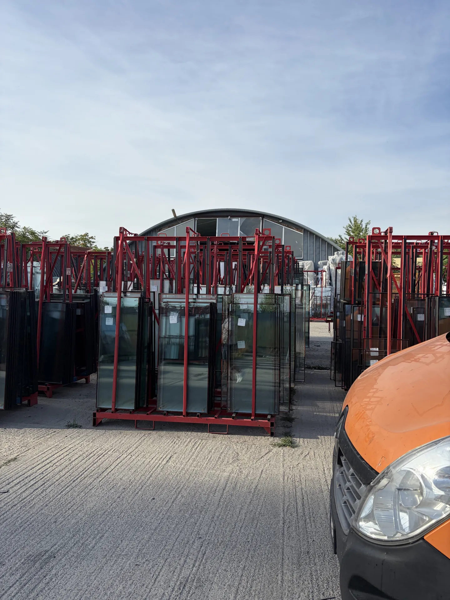 Bastidores con vidrios de doble acristalamiento preparados para el montaje de ventanas a medida