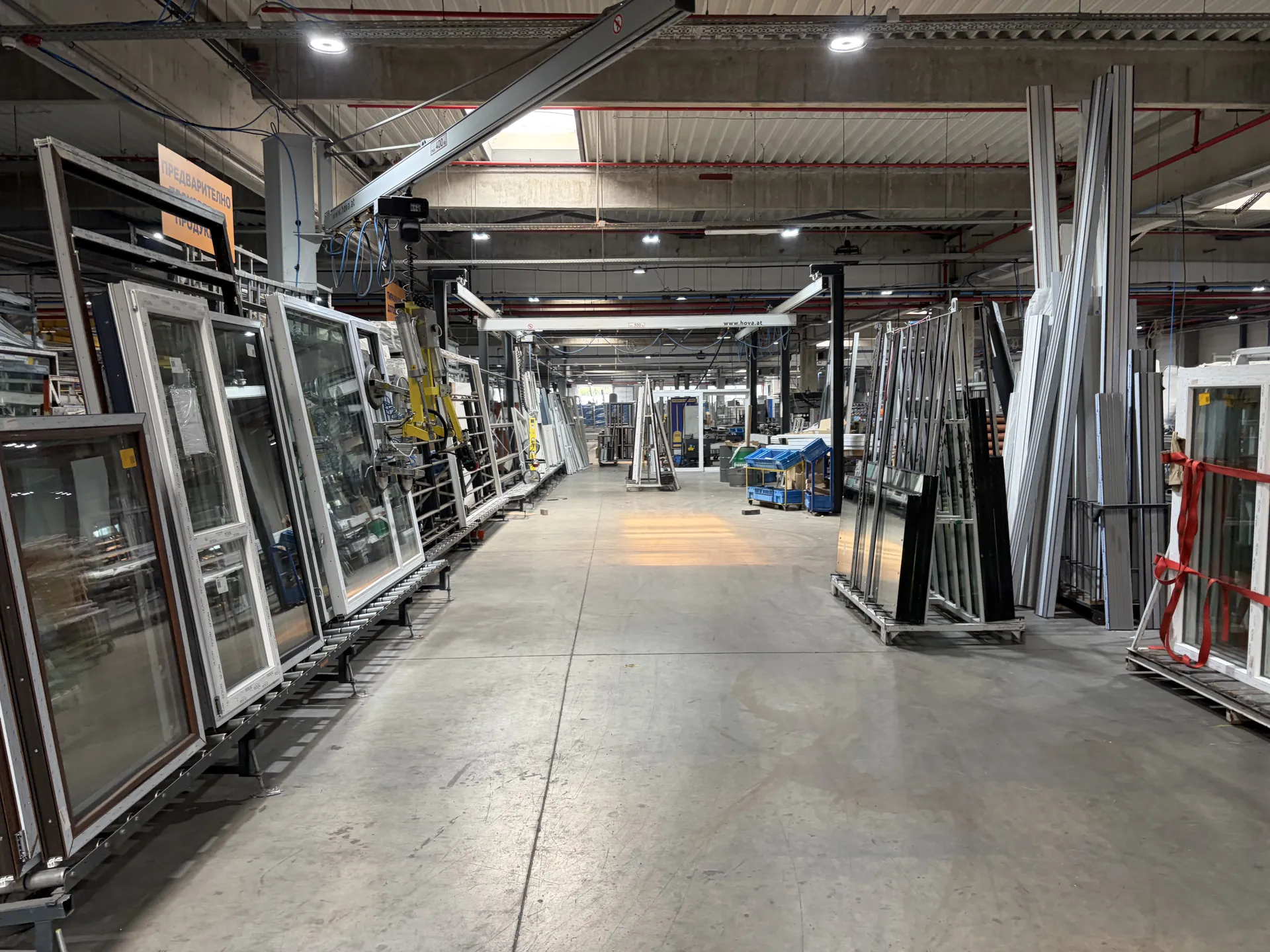 Línea de fabricación de ventanas de PVC y aluminio con doble acristalamiento en la planta de Rollplast