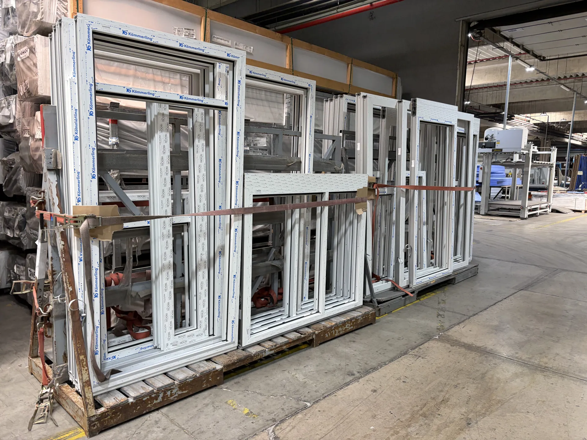 Ventanas de PVC con perfil Kömmerling y Trocal fabricadas a medida, listas para su envío e instalación