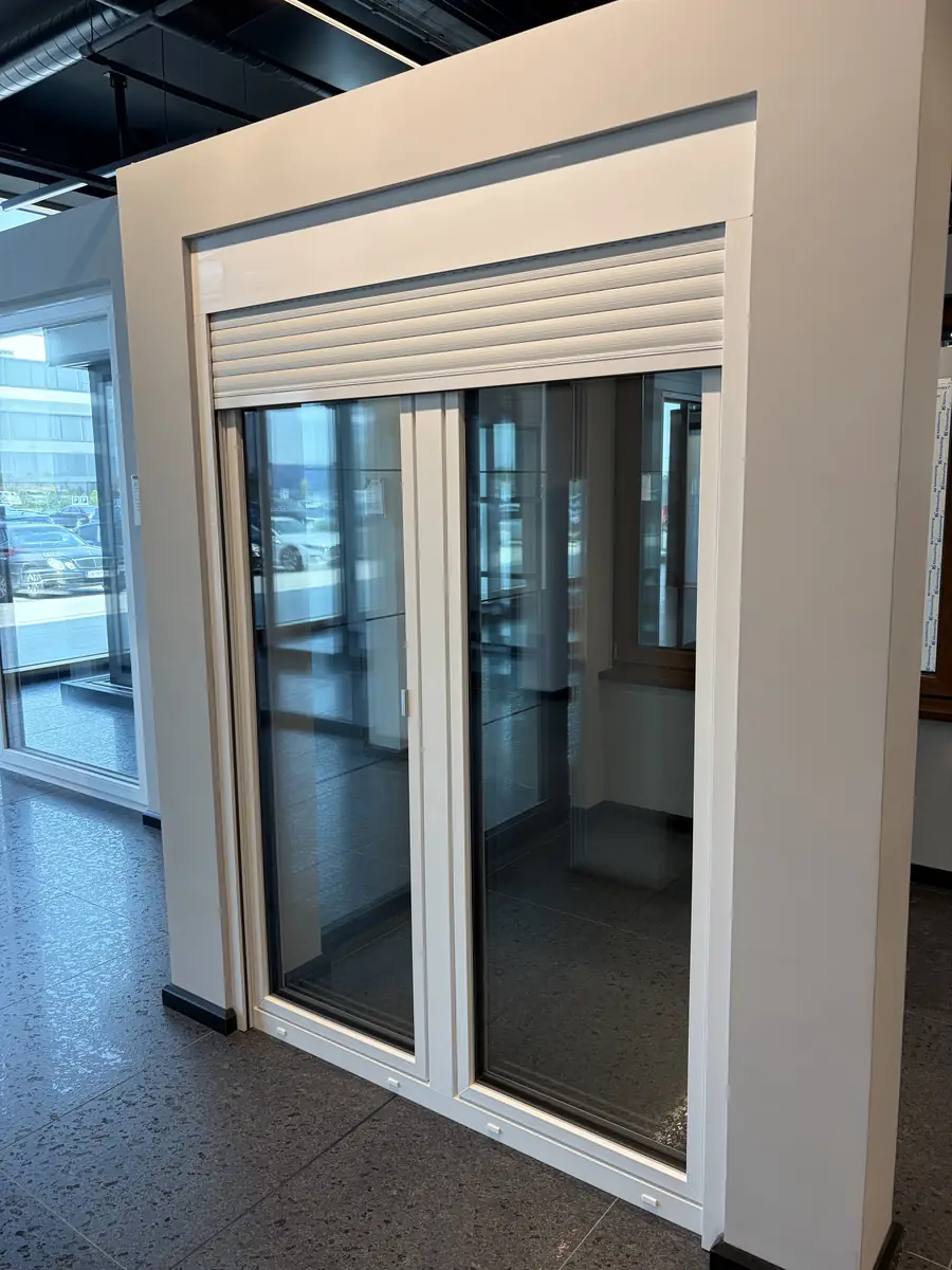Balconera de PVC a medida con persiana enrollable, de dos hojas en blanco – ventanas de PVC en Terrassa y el Vallès