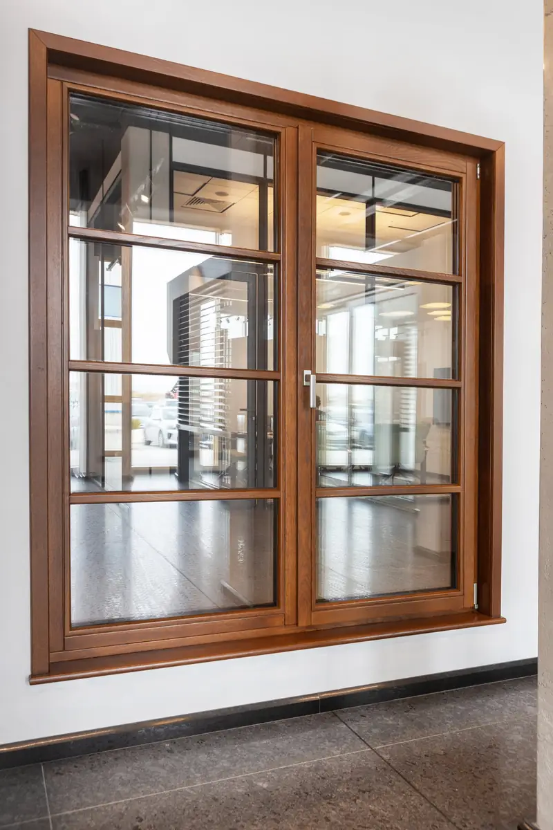 Ventana de madera de dos hojas con travesaños, barnizada en tono nogal – ventanas de madera a medida en Terrassa y el Vallès
