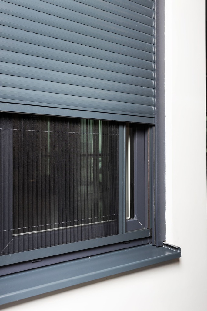 Ventana PVC 700x1150, Izquierda, Con Persiana, Color	Blanco,  Triple cristal Planistar Sun Plus 4/12/4/14/4 con gas Argón, Hoja oscilobatiente